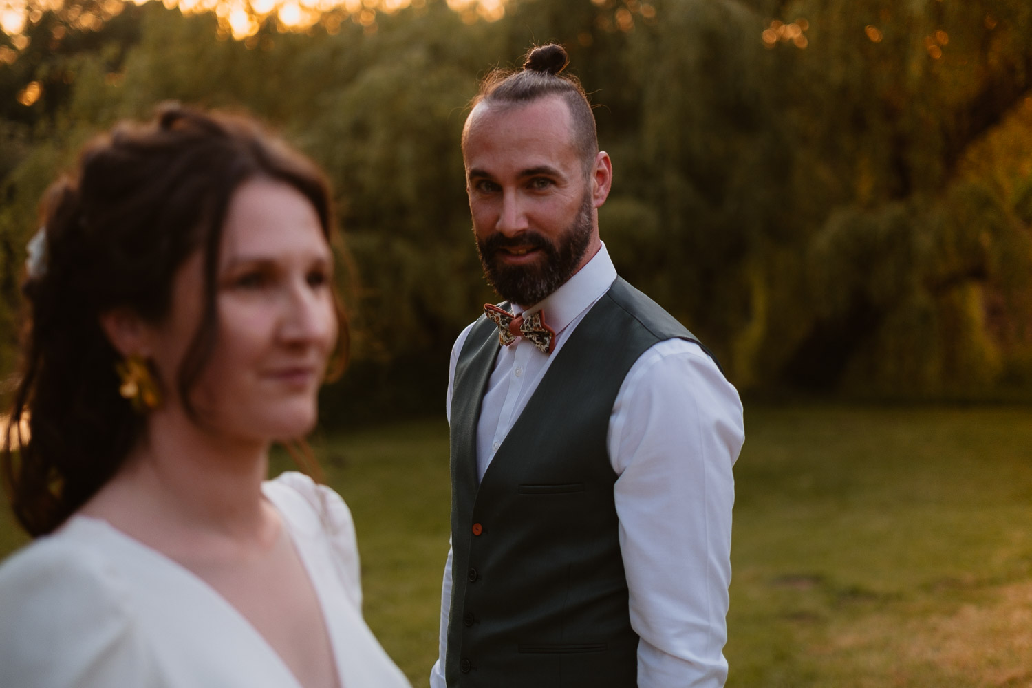 photo couple jeunes mariés lumière naturelle golden hour— Château du Coing à Saint Fiacre sur Maine