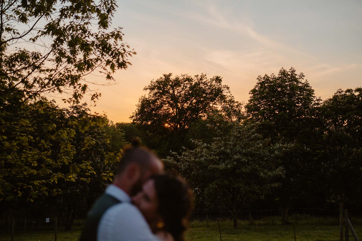 photo couple jeunes mariés lumière naturelle golden hour— Château du Coing à Saint Fiacre sur Maine