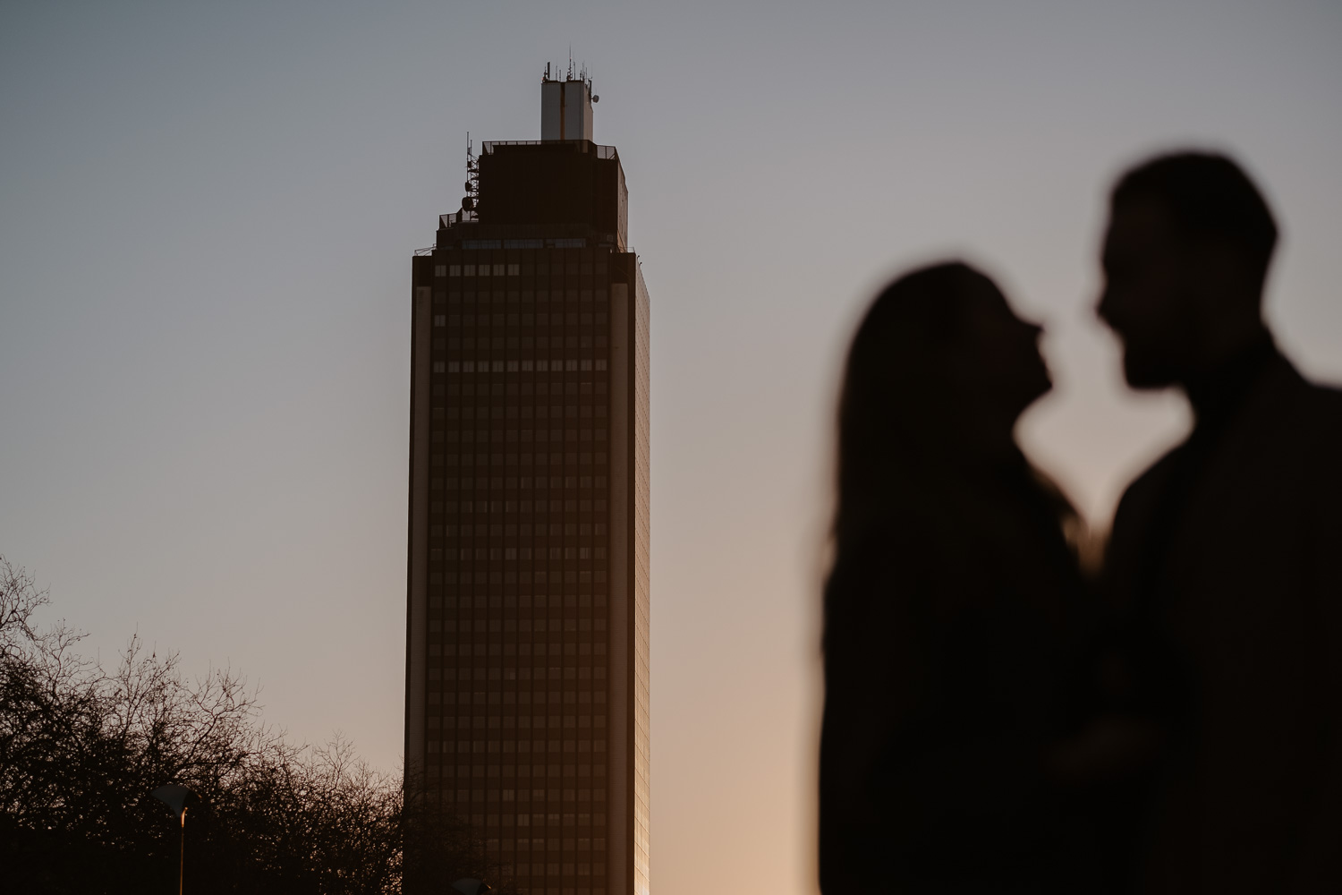 Séance photo engagement de couple save the date en hiver au coucher de soleil à Nantes (44)