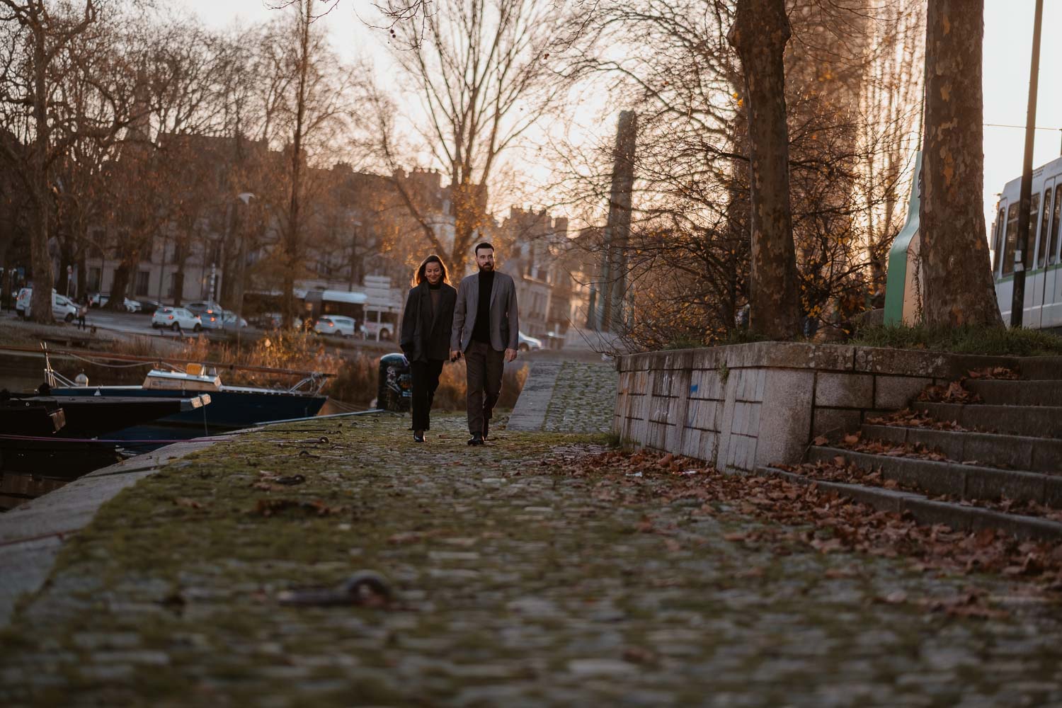 Séance photo engagement de couple save the date en hiver au coucher de soleil à Nantes (44)