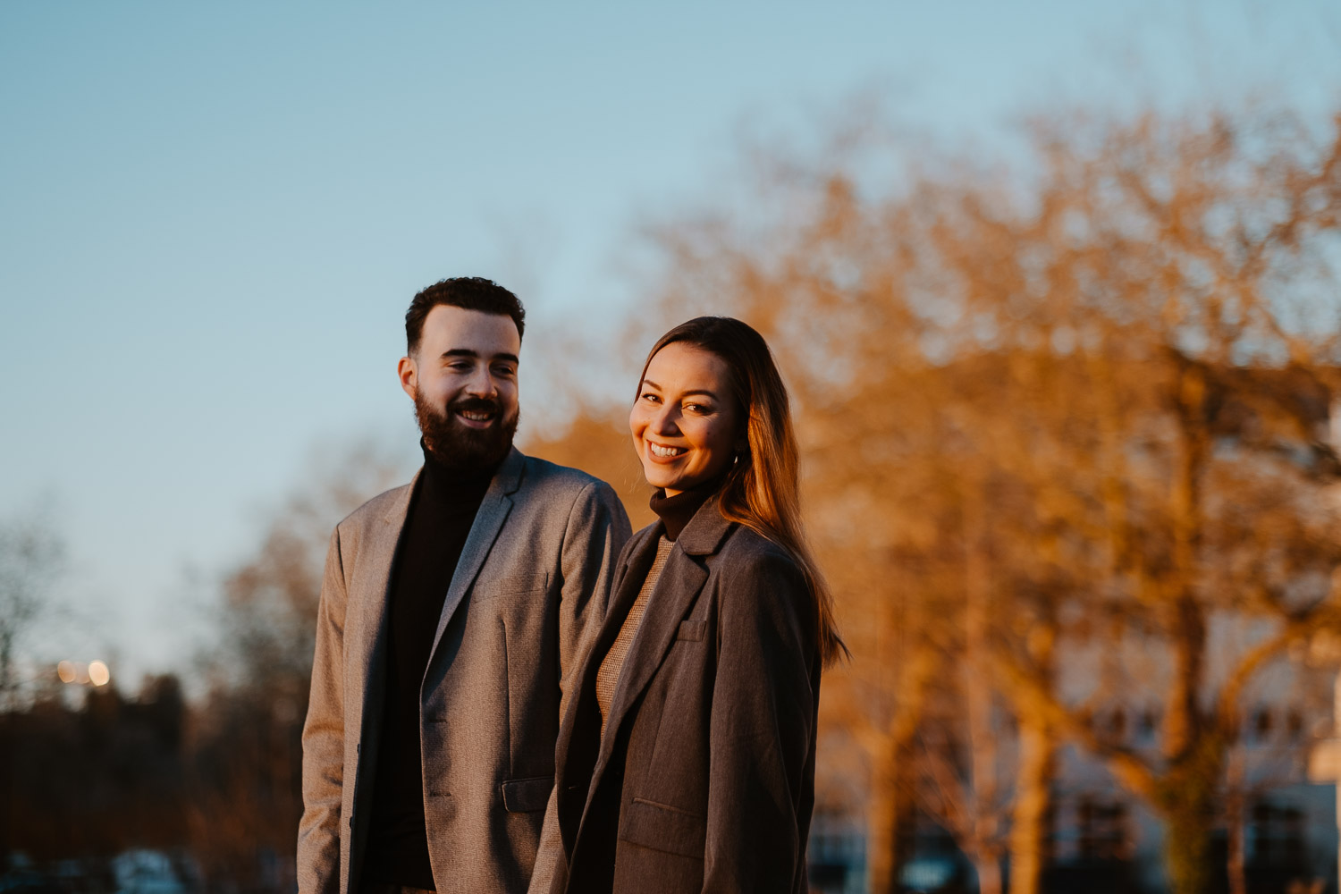 Séance photo engagement de couple save the date en hiver au coucher de soleil à Nantes (44)