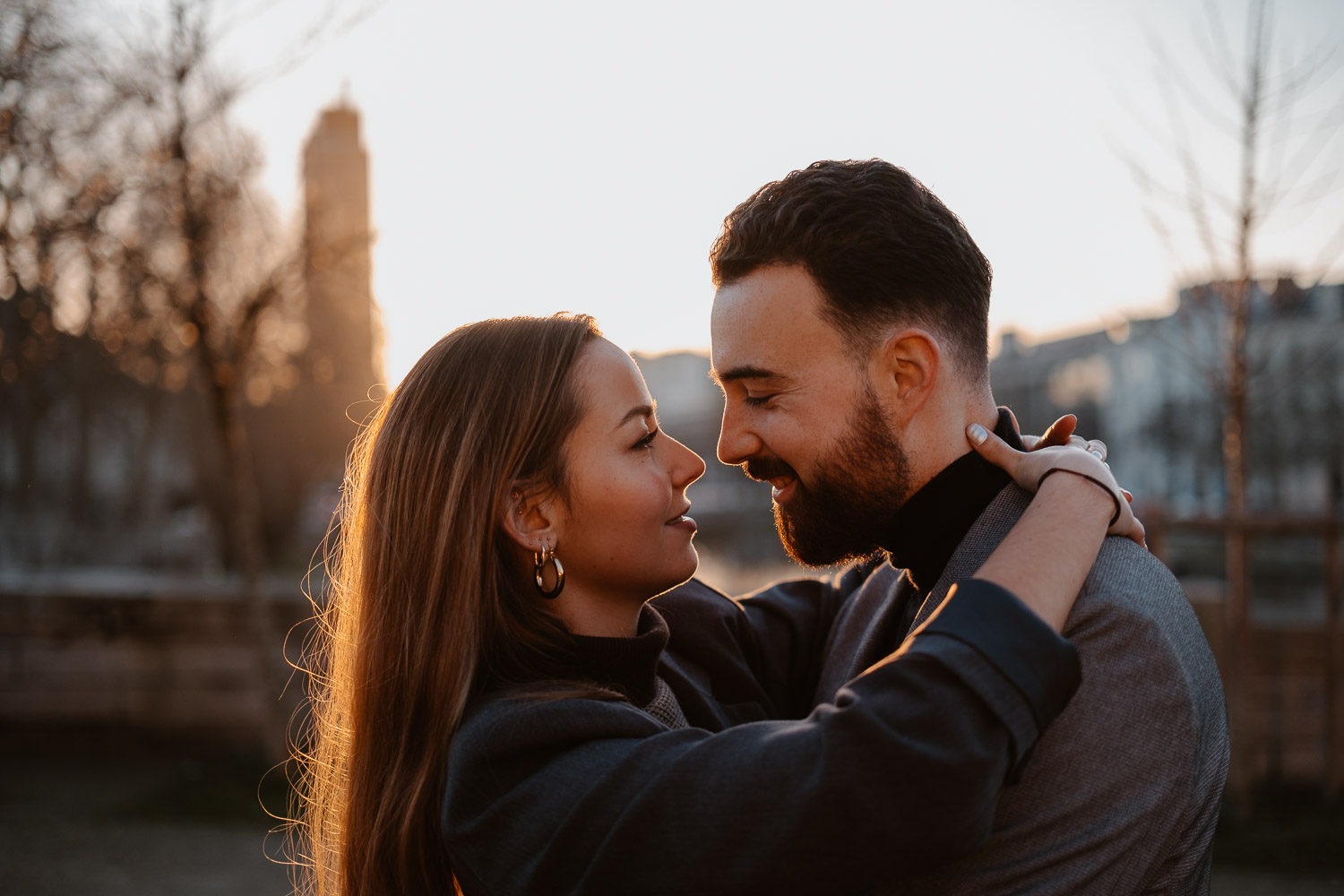 Séance photo engagement de couple save the date en hiver au coucher de soleil à Nantes (44)
