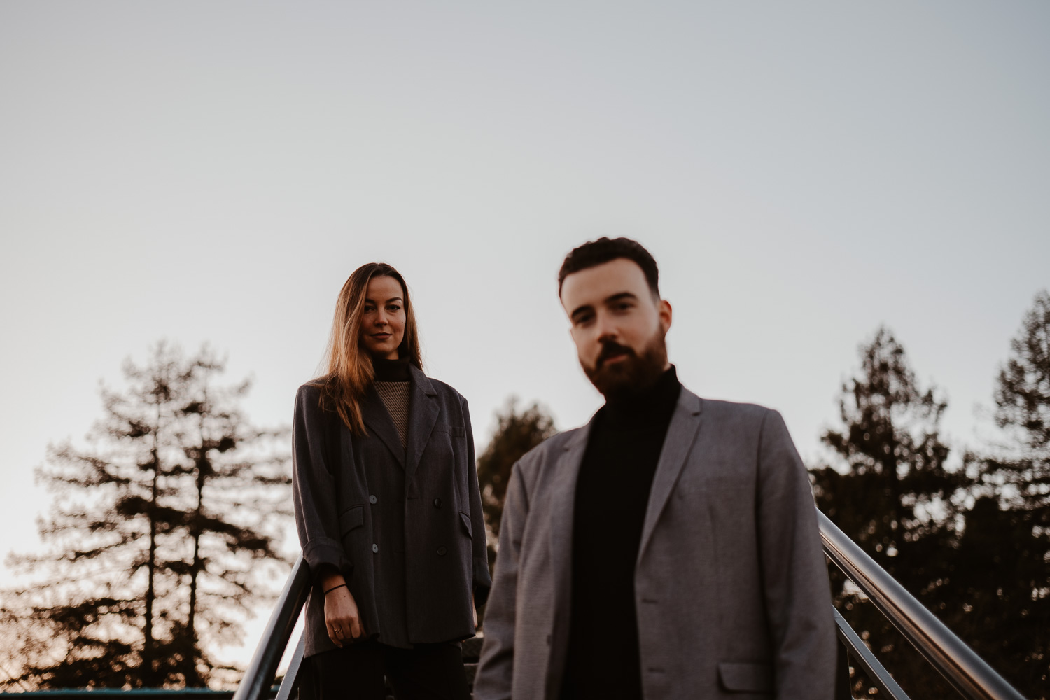 Séance photo engagement de couple save the date en hiver au coucher de soleil à Nantes (44)