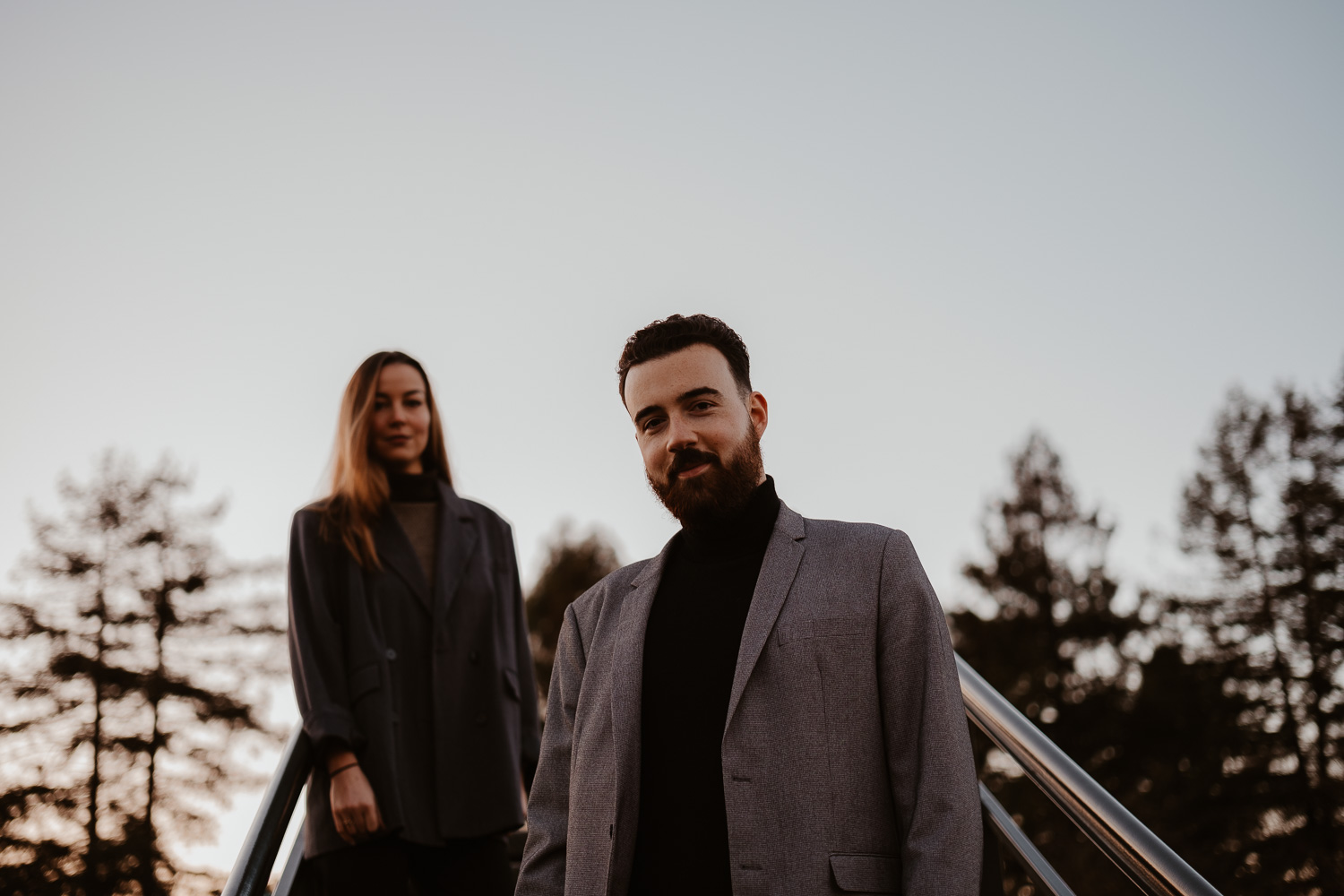 Séance photo engagement de couple save the date en hiver au coucher de soleil à Nantes (44)