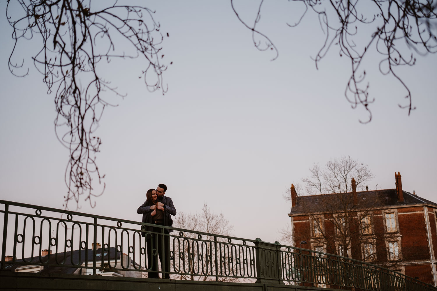 Séance photo engagement de couple save the date en hiver au coucher de soleil à Nantes (44)