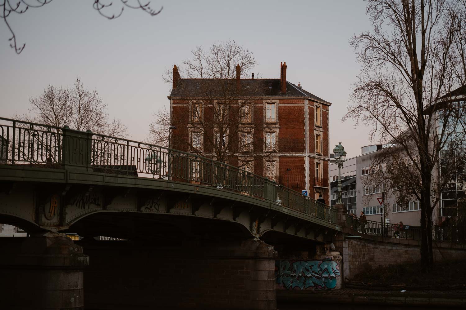 Séance photo engagement de couple save the date en hiver au coucher de soleil à Nantes (44)
