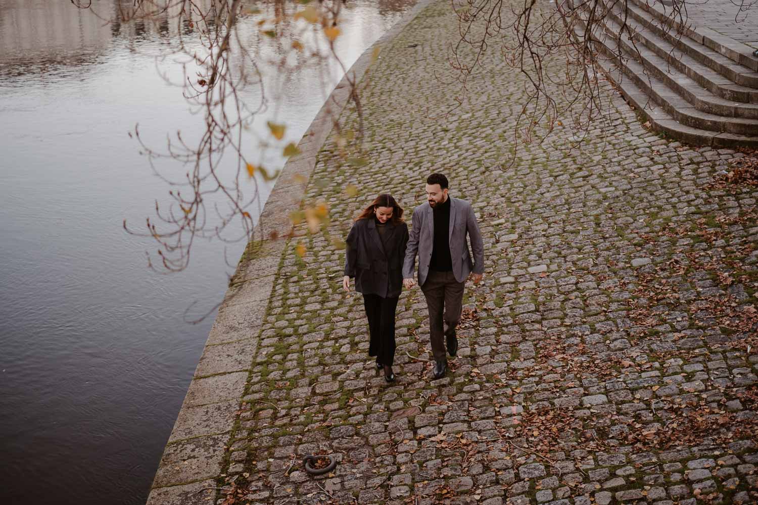 Séance photo engagement de couple save the date en hiver au coucher de soleil à Nantes (44)