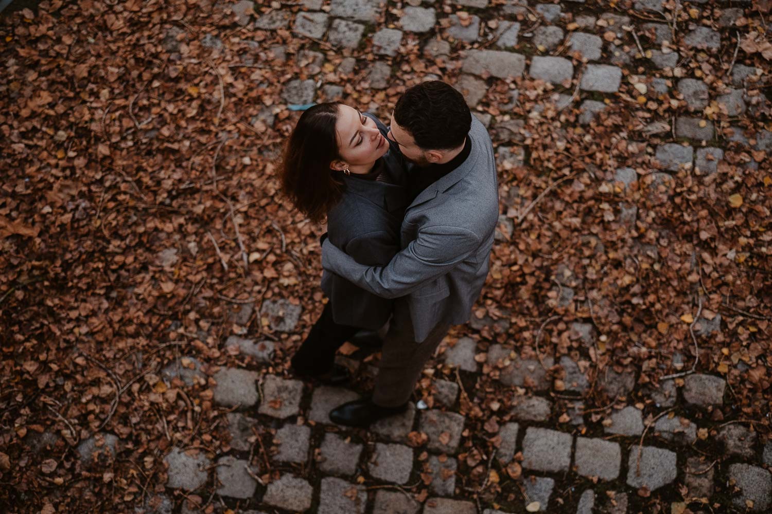 Séance photo engagement de couple save the date en hiver au coucher de soleil à Nantes (44)