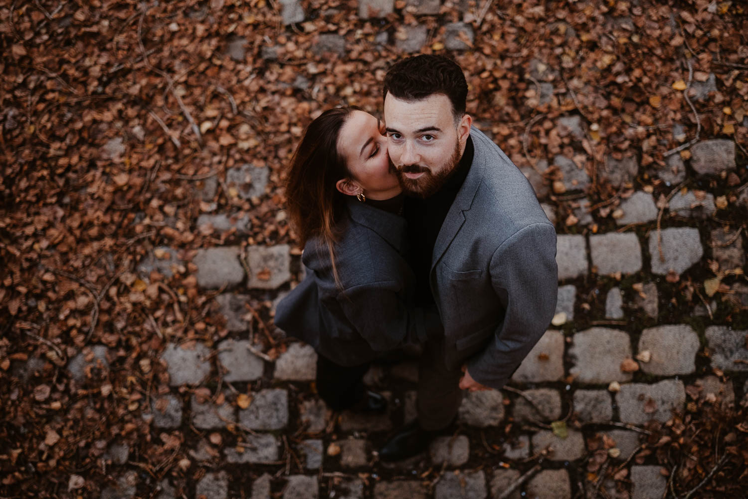 Séance photo engagement de couple save the date en hiver au coucher de soleil à Nantes (44)