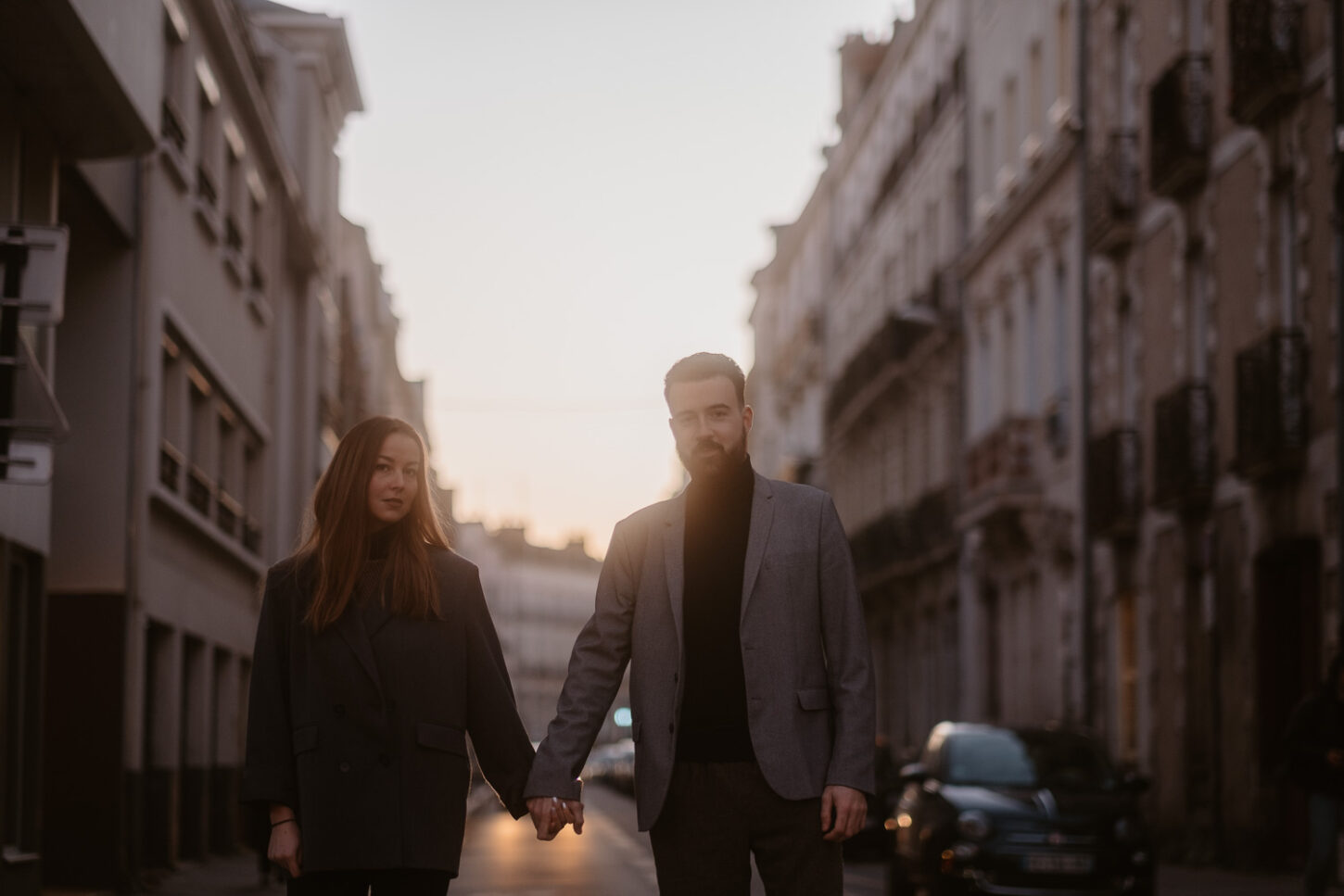 Séance photo engagement de couple save the date en hiver au coucher de soleil à Nantes (44)