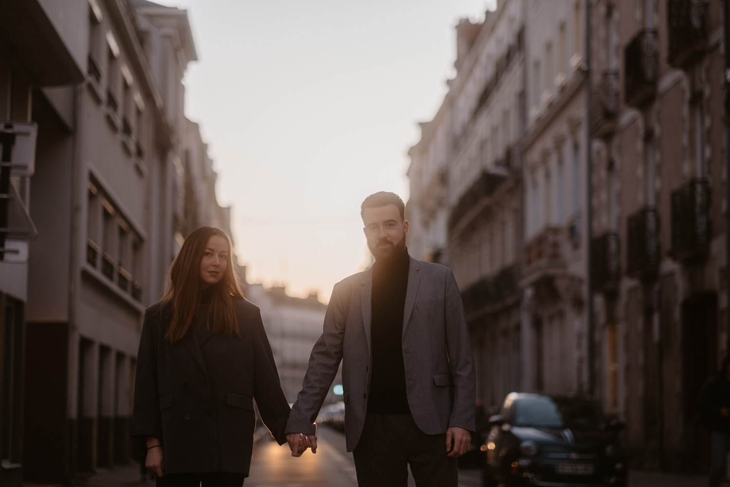 Séance photo engagement de couple save the date en hiver au coucher de soleil à Nantes (44)
