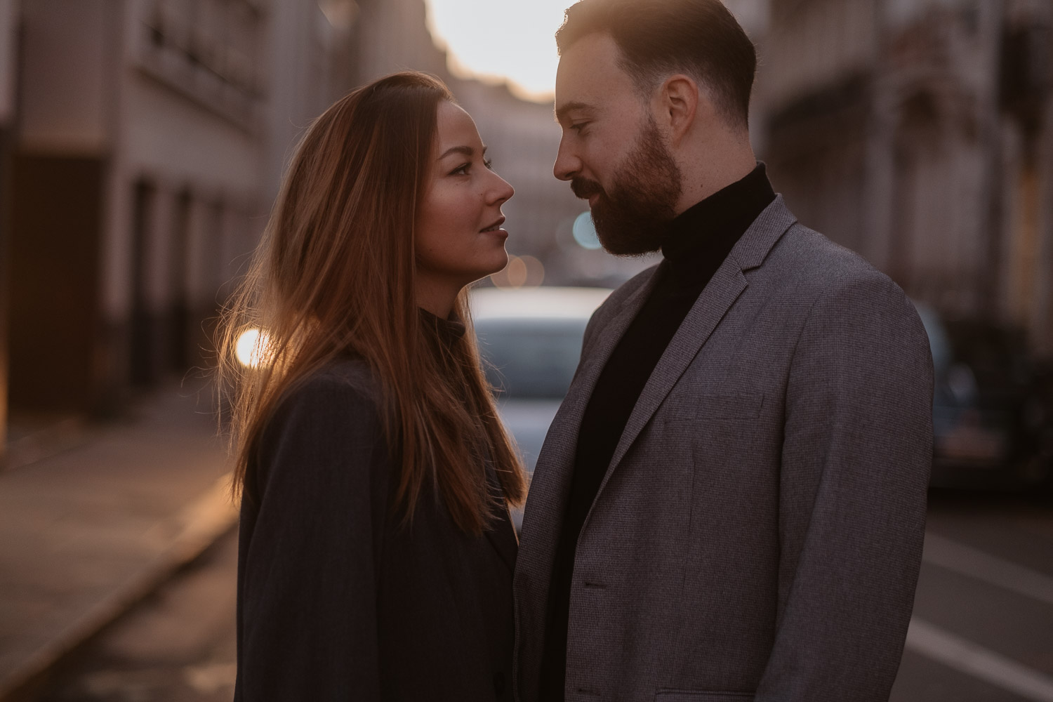 Séance photo engagement de couple save the date en hiver au coucher de soleil à Nantes (44)