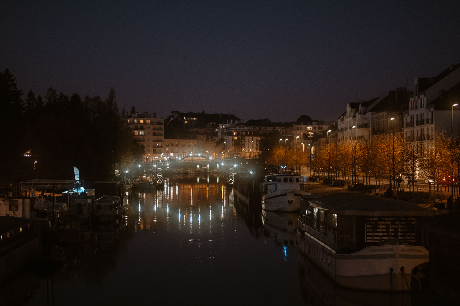 Séance photo engagement de couple save the date en hiver au coucher de soleil à Nantes (44)