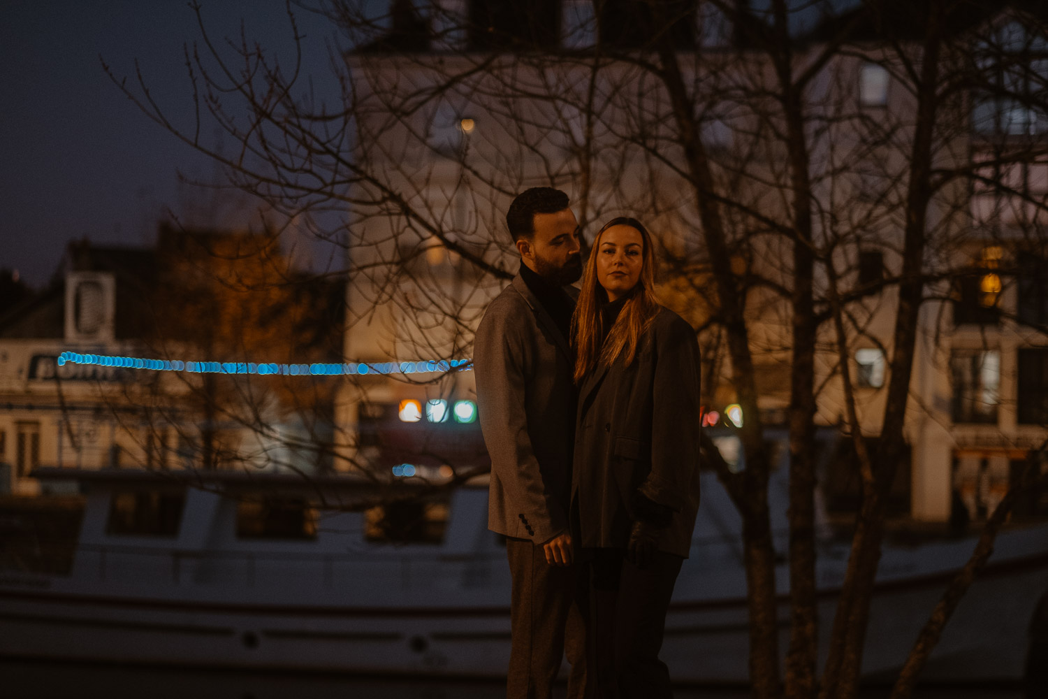 Séance photo engagement de couple save the date en hiver au coucher de soleil à Nantes (44)