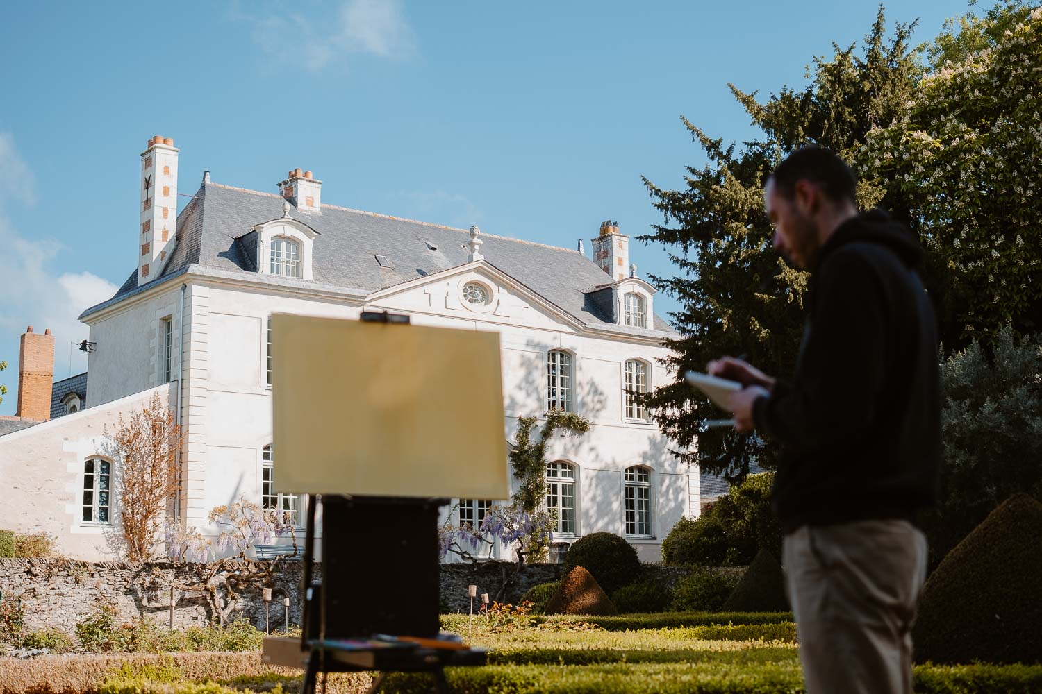 Séance photo reportage portrait artiste peintre achitecture Sami Toualit à Savennières (49)