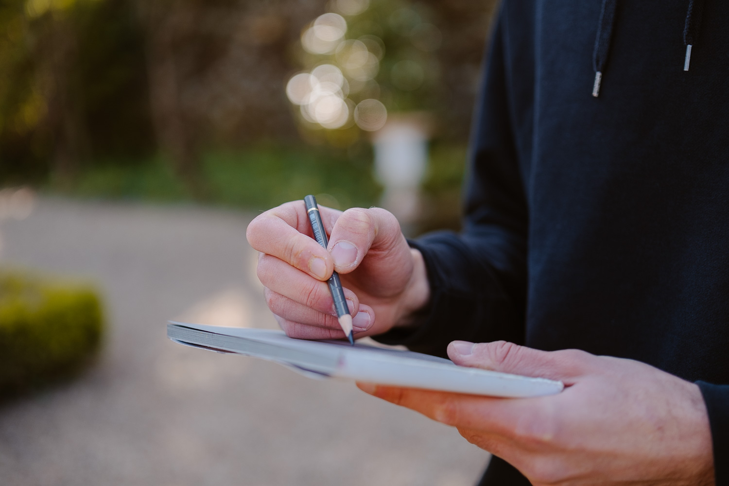 Séance photo reportage portrait artiste peintre achitecture Sami Toualit à Savennières (49)