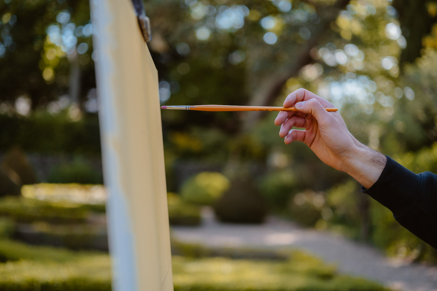 Séance photo reportage portrait artiste peintre achitecture Sami Toualit à Savennières (49)