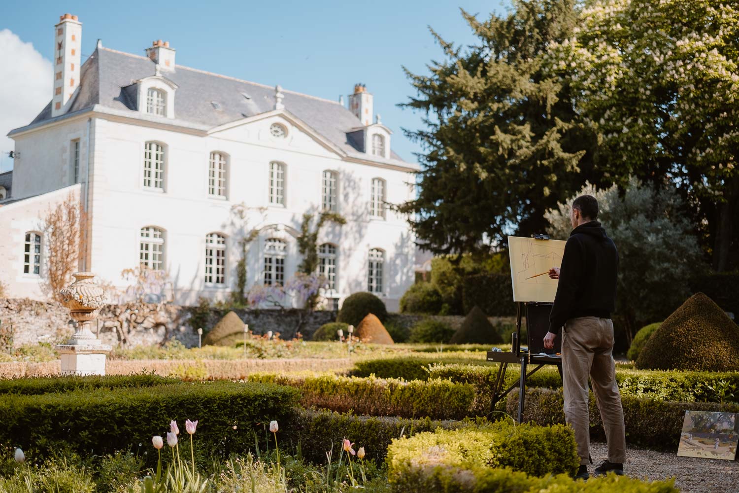 Séance photo reportage portrait artiste peintre achitecture Sami Toualit à Savennières (49)