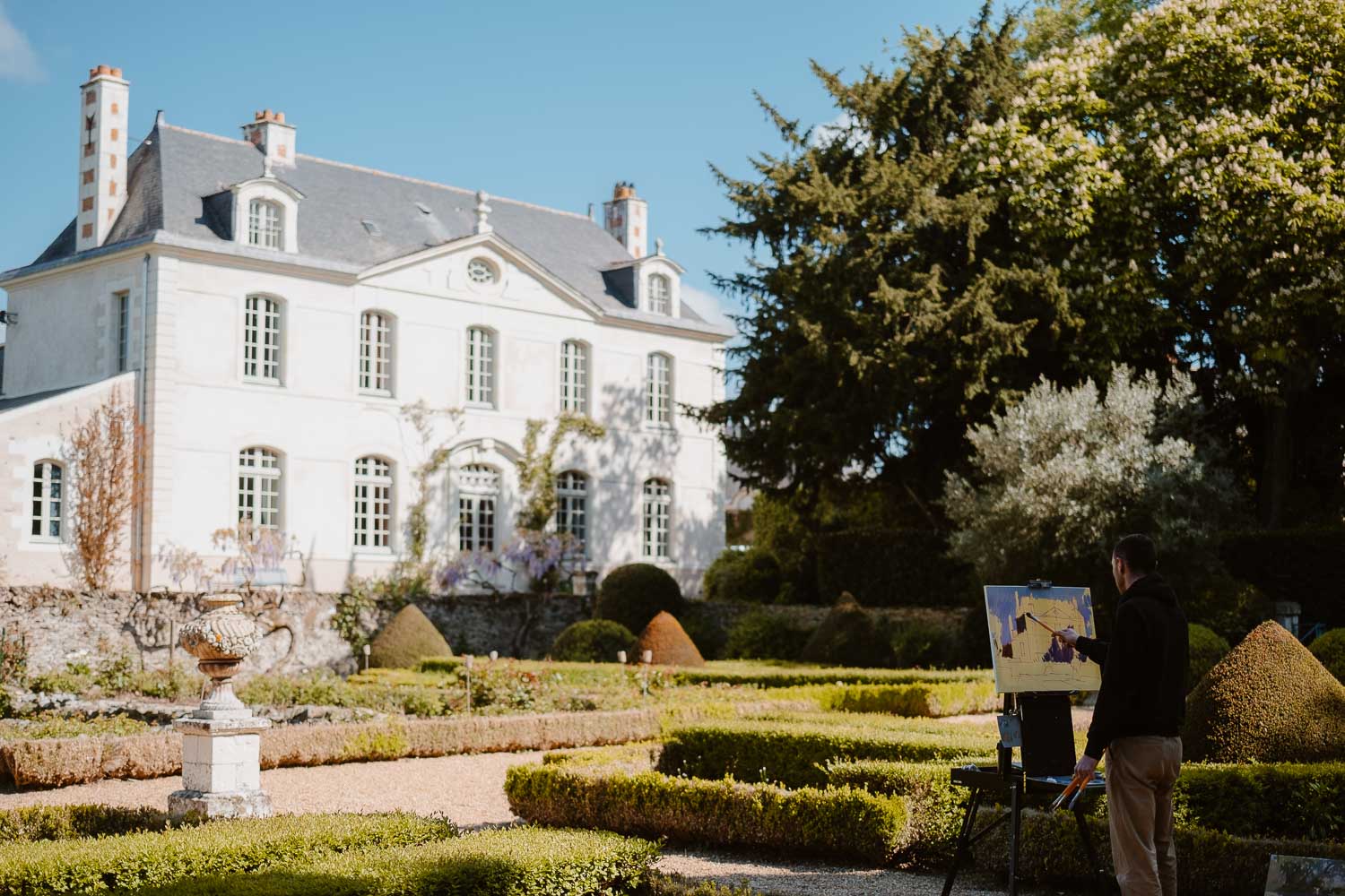 Séance photo reportage portrait artiste peintre achitecture Sami Toualit à Savennières (49)