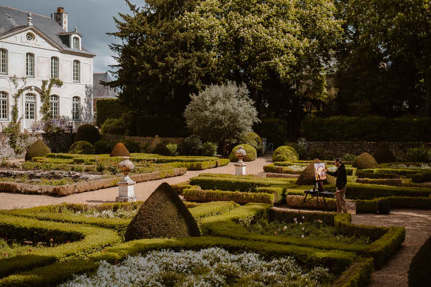 Séance photo reportage portrait artiste peintre achitecture Sami Toualit à Savennières (49)