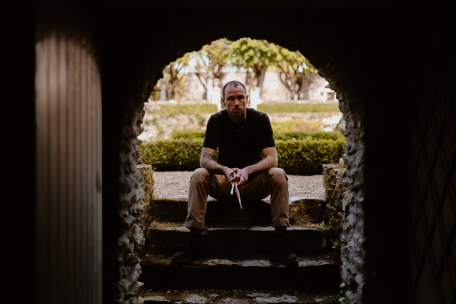 Séance photo reportage portrait artiste peintre achitecture Sami Toualit à Savennières (49)