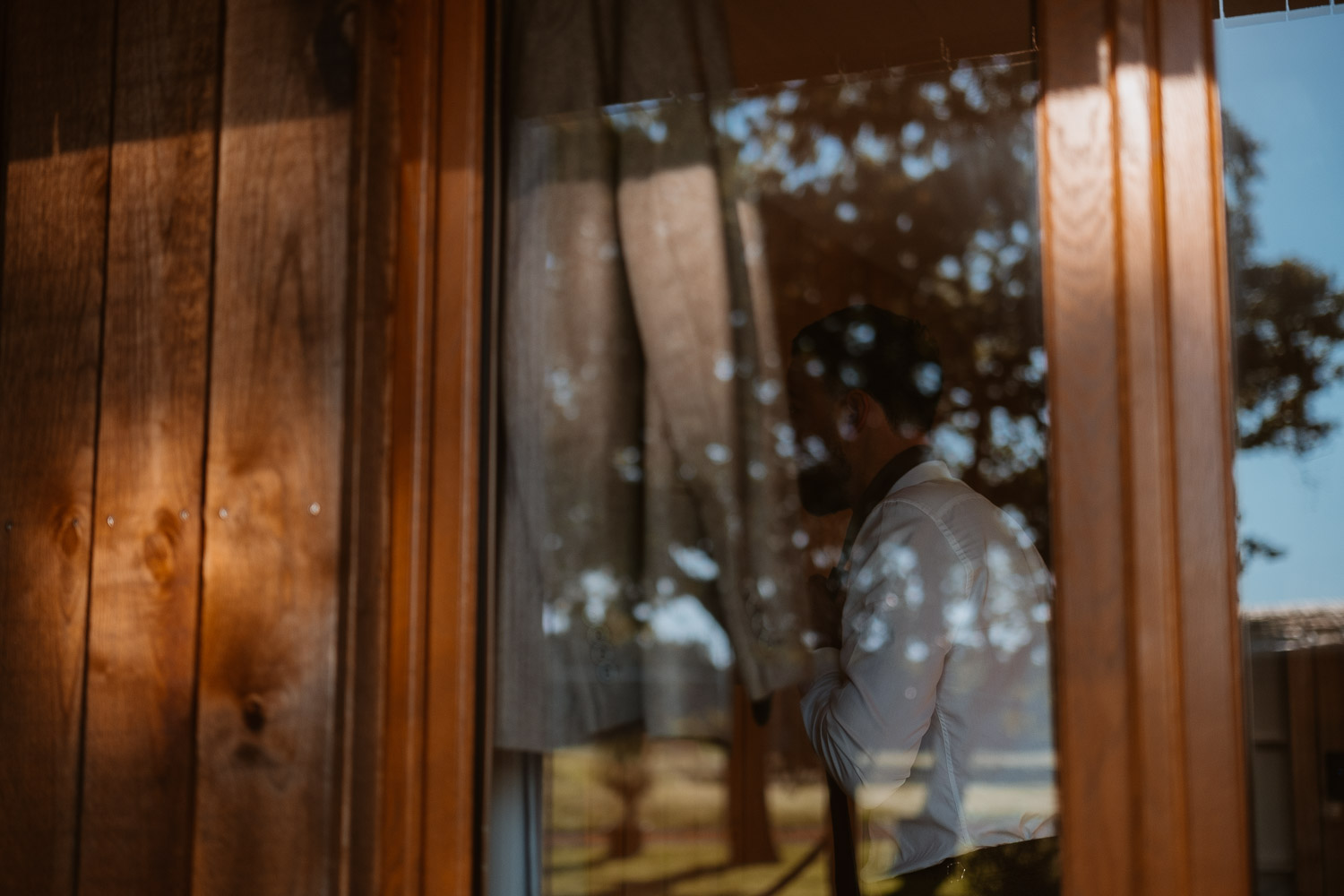 reportage photo préparatifs costume marié — Château du Bois Guy à Parigné