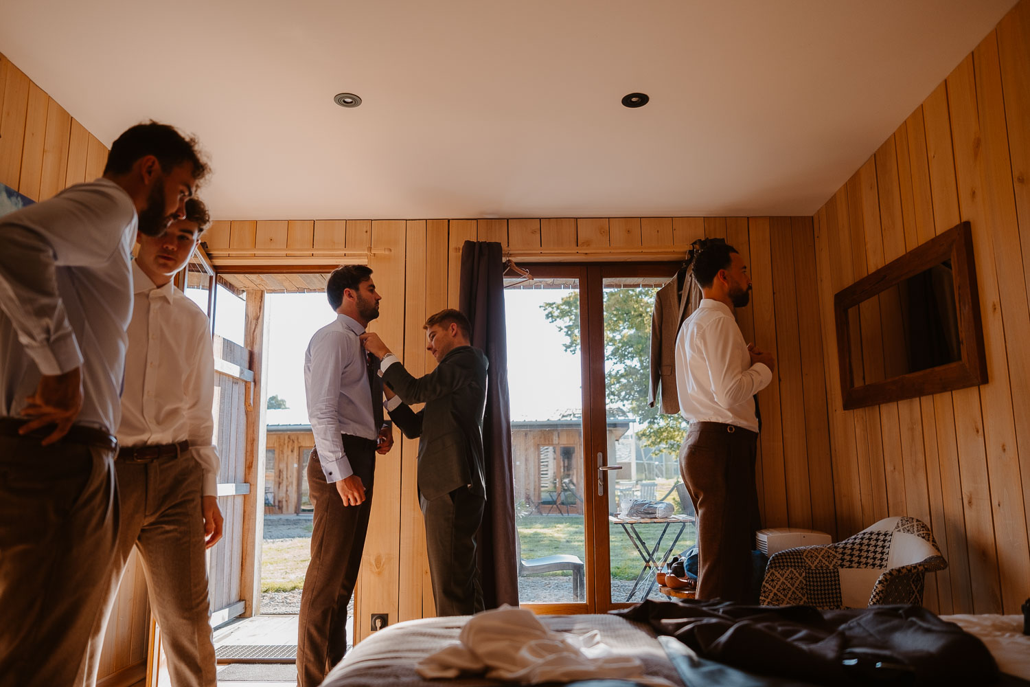 reportage photo préparatifs costume marié — Château du Bois Guy à Parigné