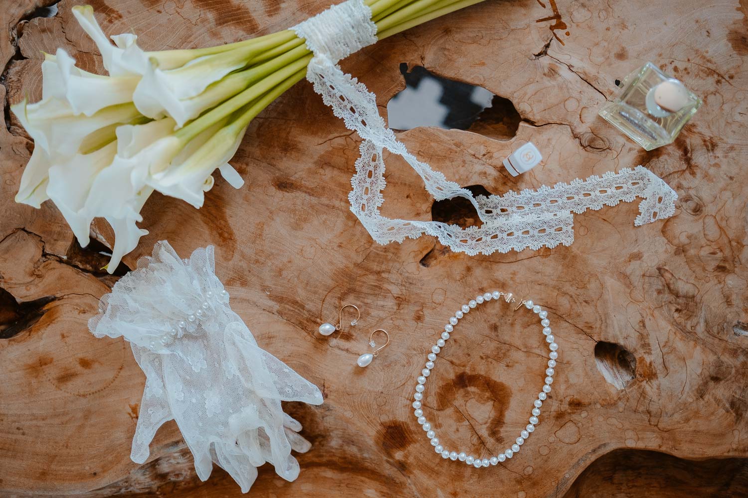 reportage photo préparatifs mariage — Château du Bois Guy à Parigné