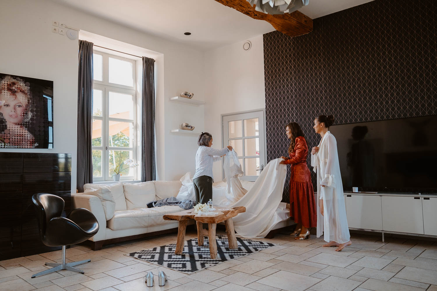 reportage photo préparatifs robe mariée — Château du Bois Guy à Parigné