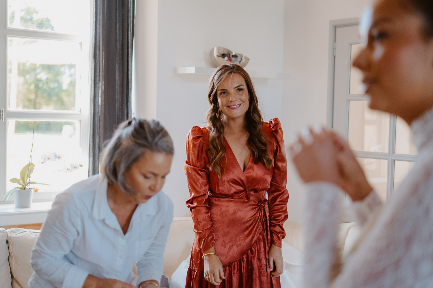 reportage photo préparatifs robe mariée — Château du Bois Guy à Parigné