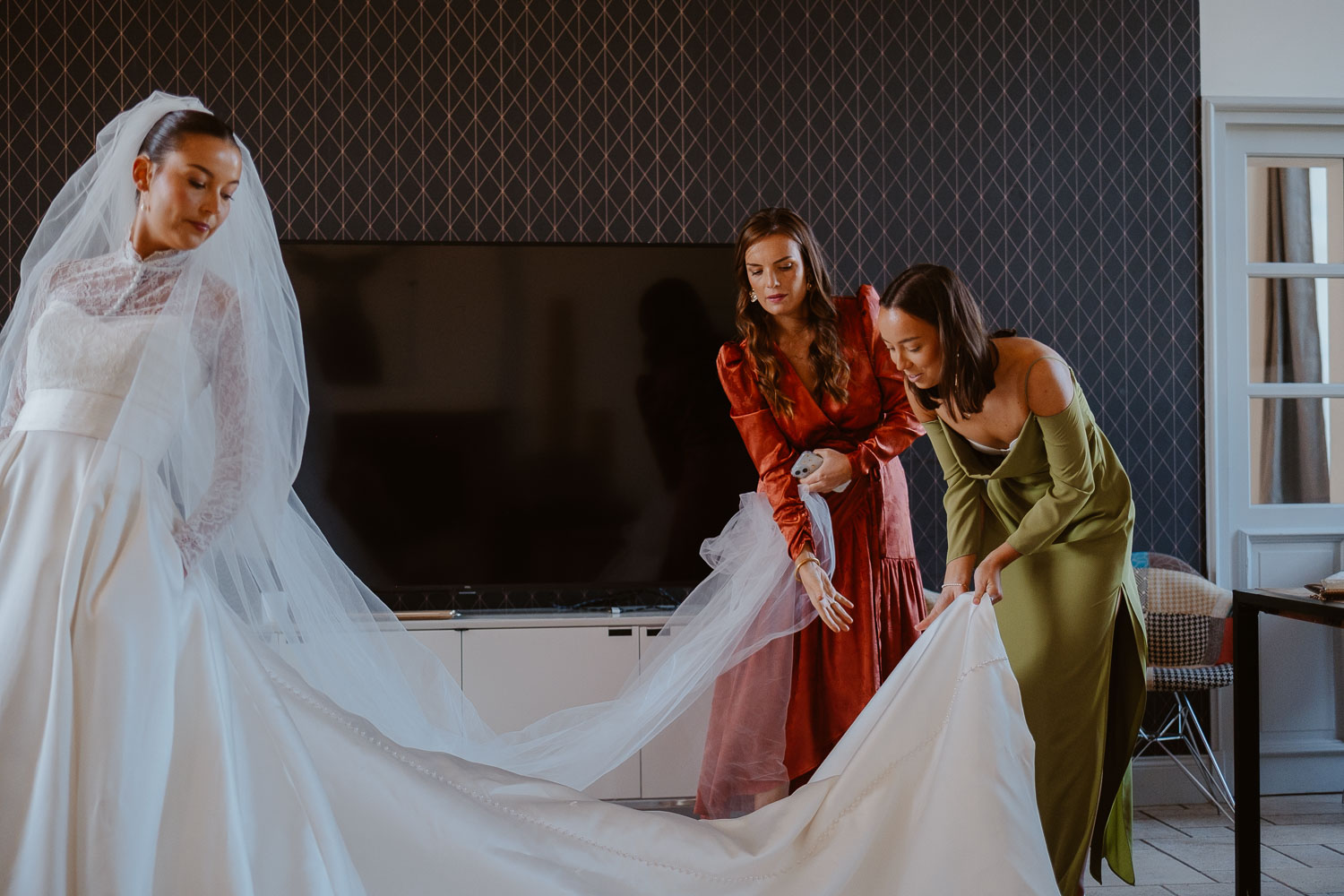 reportage photo préparatifs robe mariée — Château du Bois Guy à Parigné
