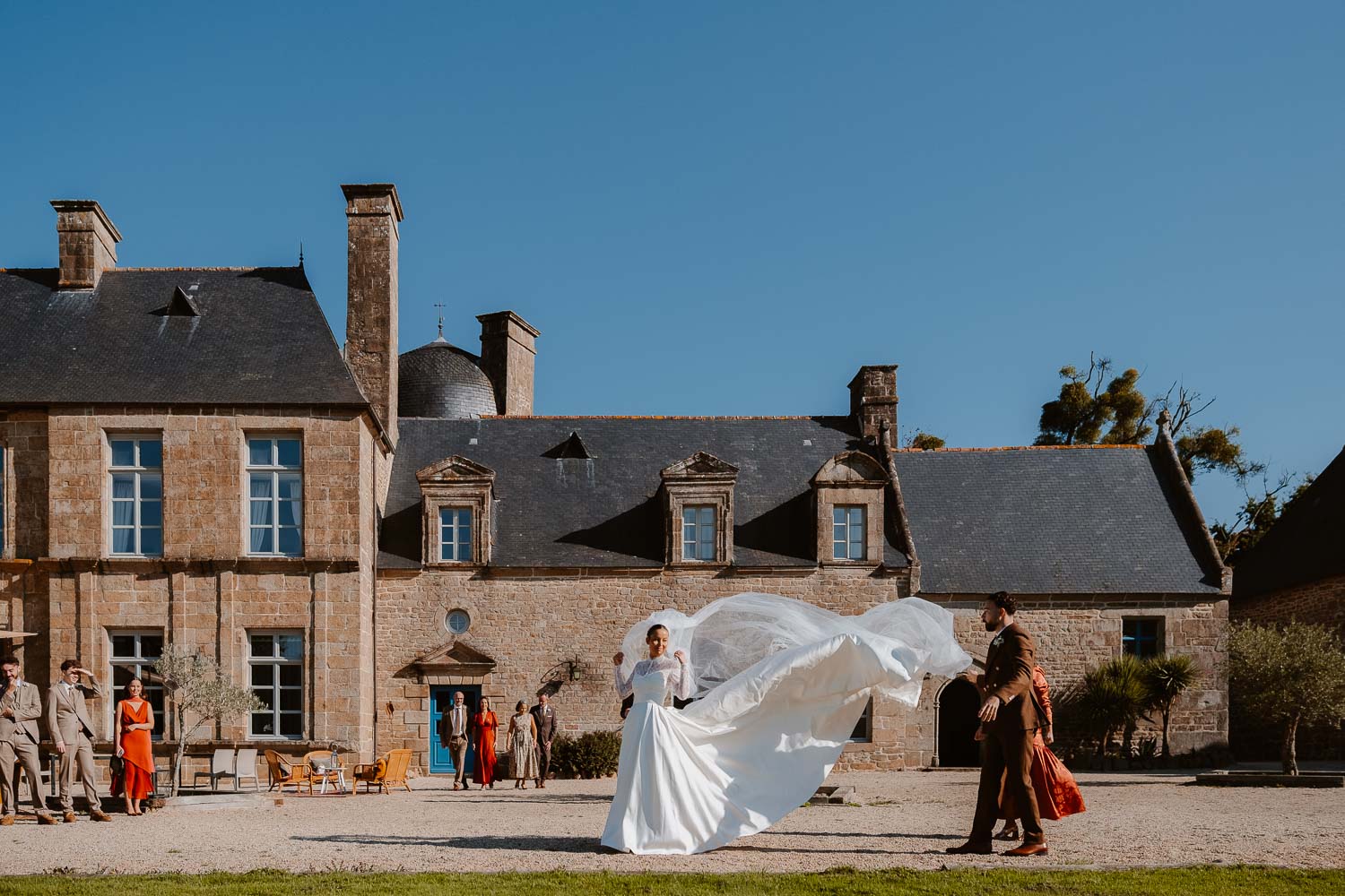 reportage photo lifestyle mariage automne — Château du Bois Guy à Parigné