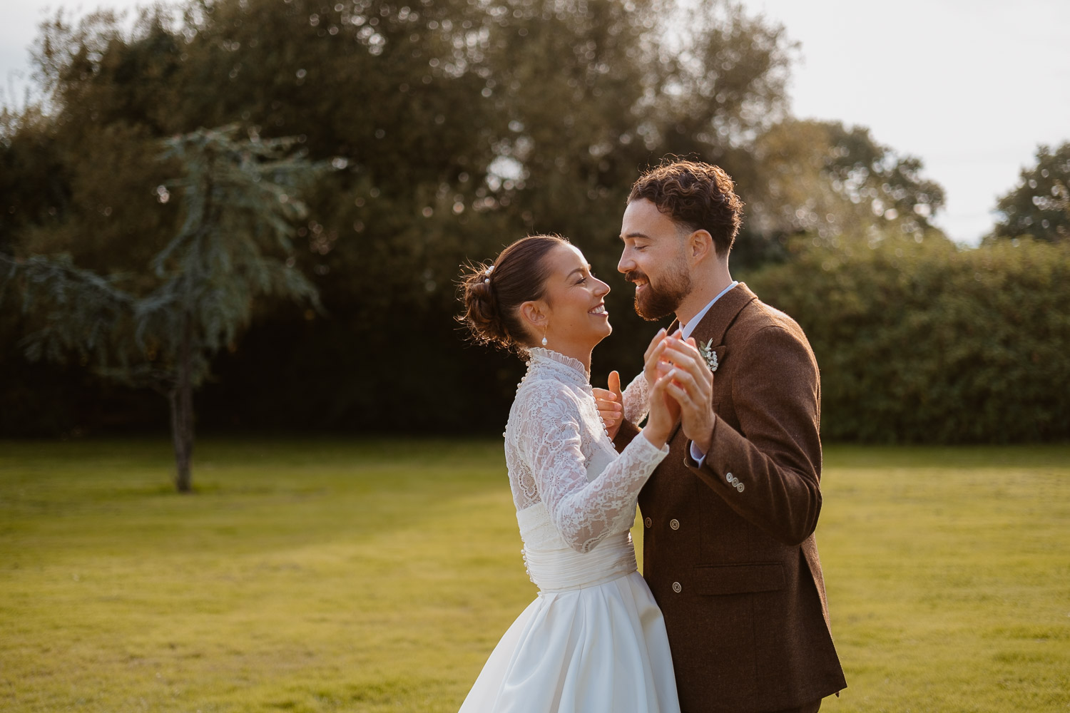 séance photo couple jeunes mariés — Château du Bois Guy à Parigné