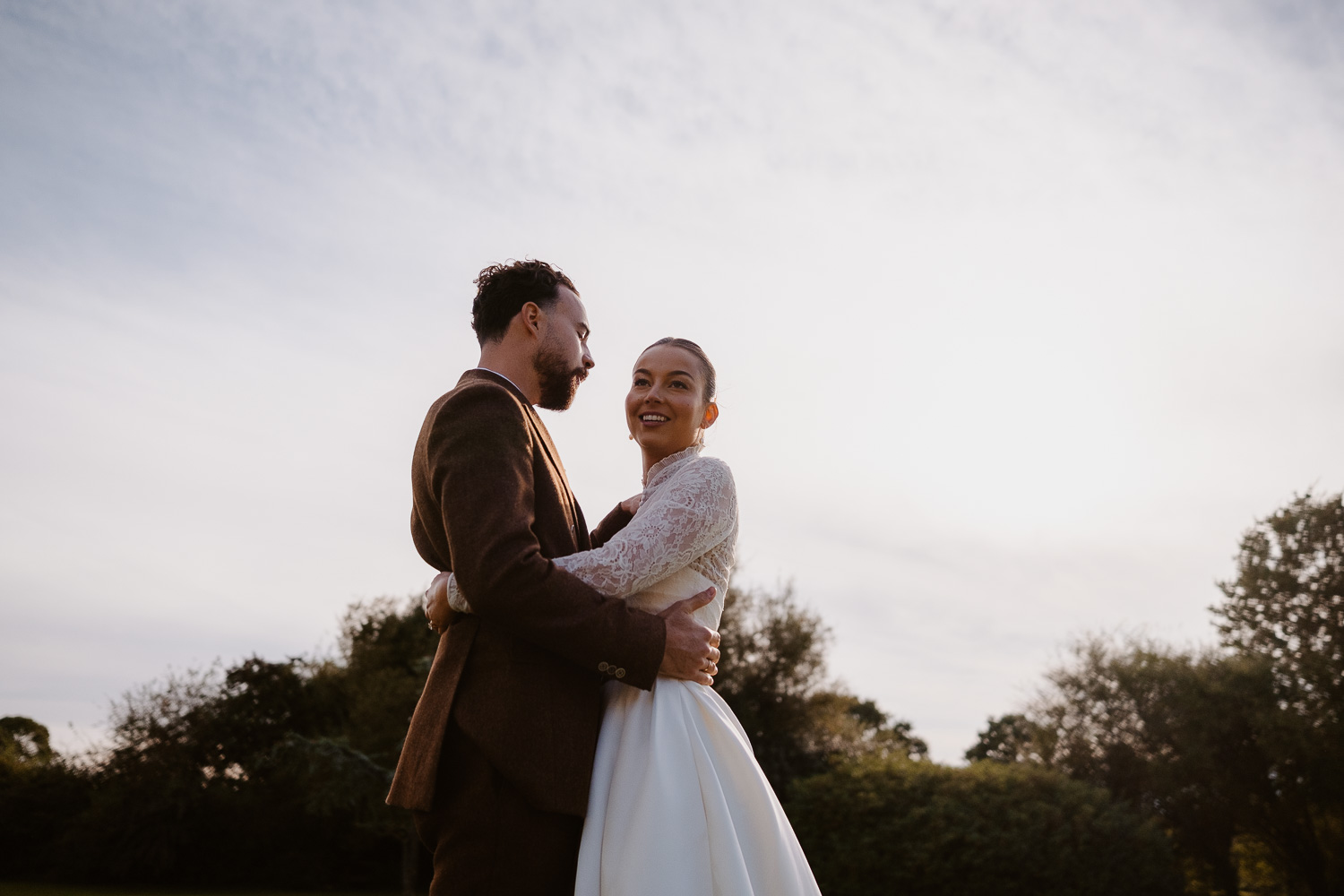 séance photo couple jeunes mariés — Château du Bois Guy à Parigné