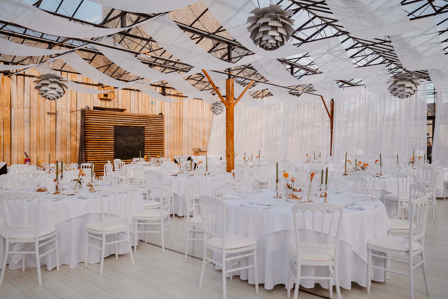 décoration salle tables mariage— Château du Bois Guy à Parigné