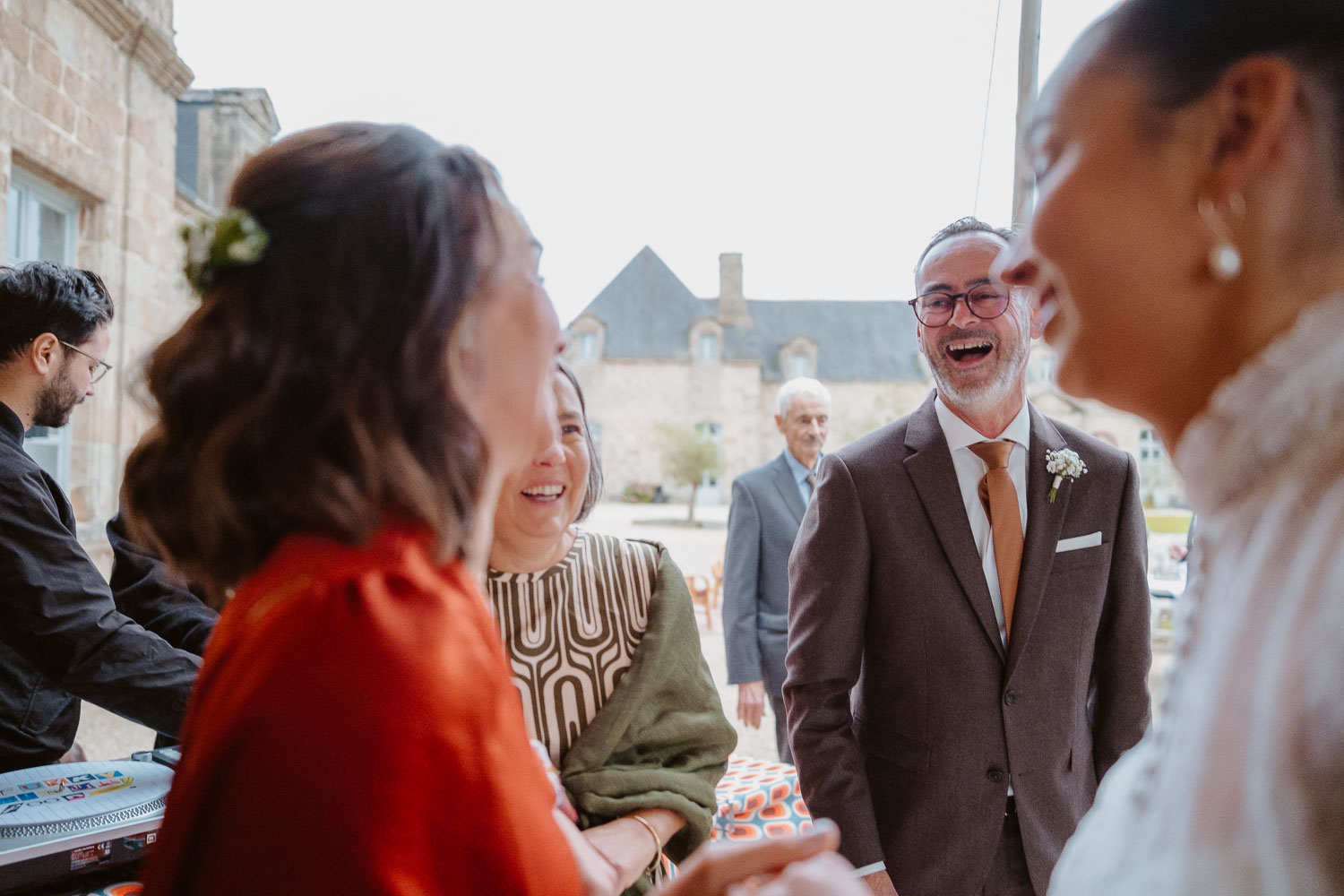 reportage photo lifestyle instants de vie cocktail mariage— Château du Bois Guy à Parigné