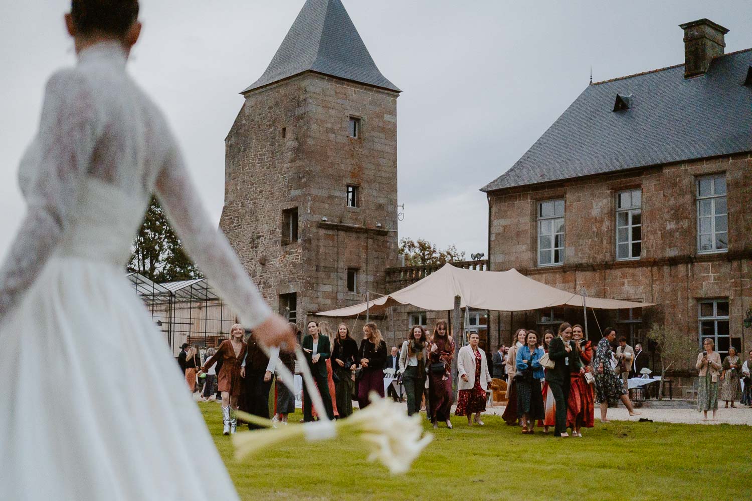 reportage photo lancer bouquet mariage— Château du Bois Guy à Parigné