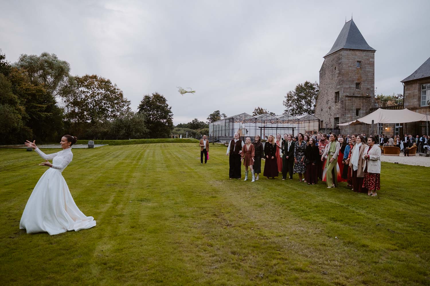 reportage photo lancer bouquet mariage— Château du Bois Guy à Parigné