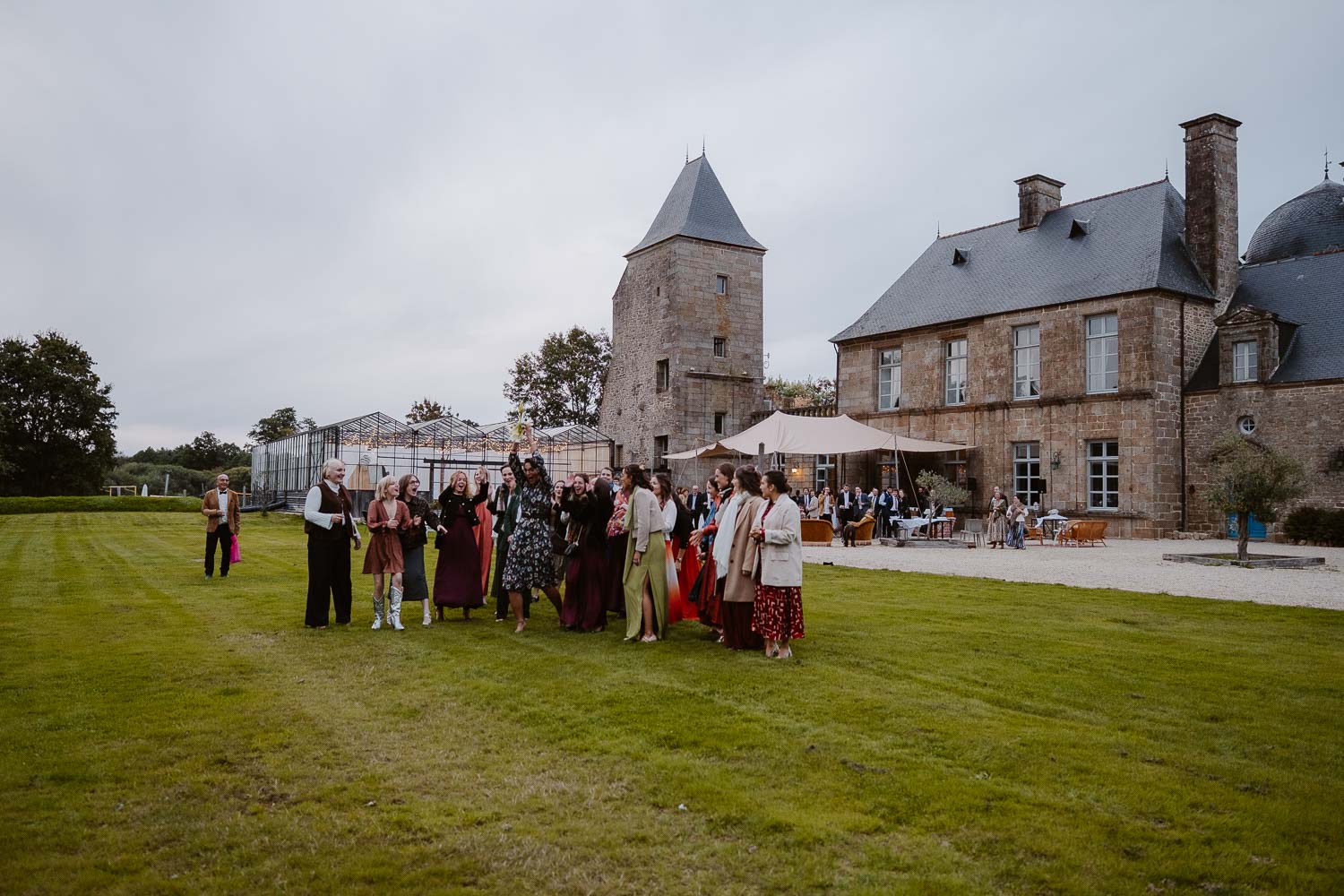 reportage photo lancer bouquet mariage— Château du Bois Guy à Parigné