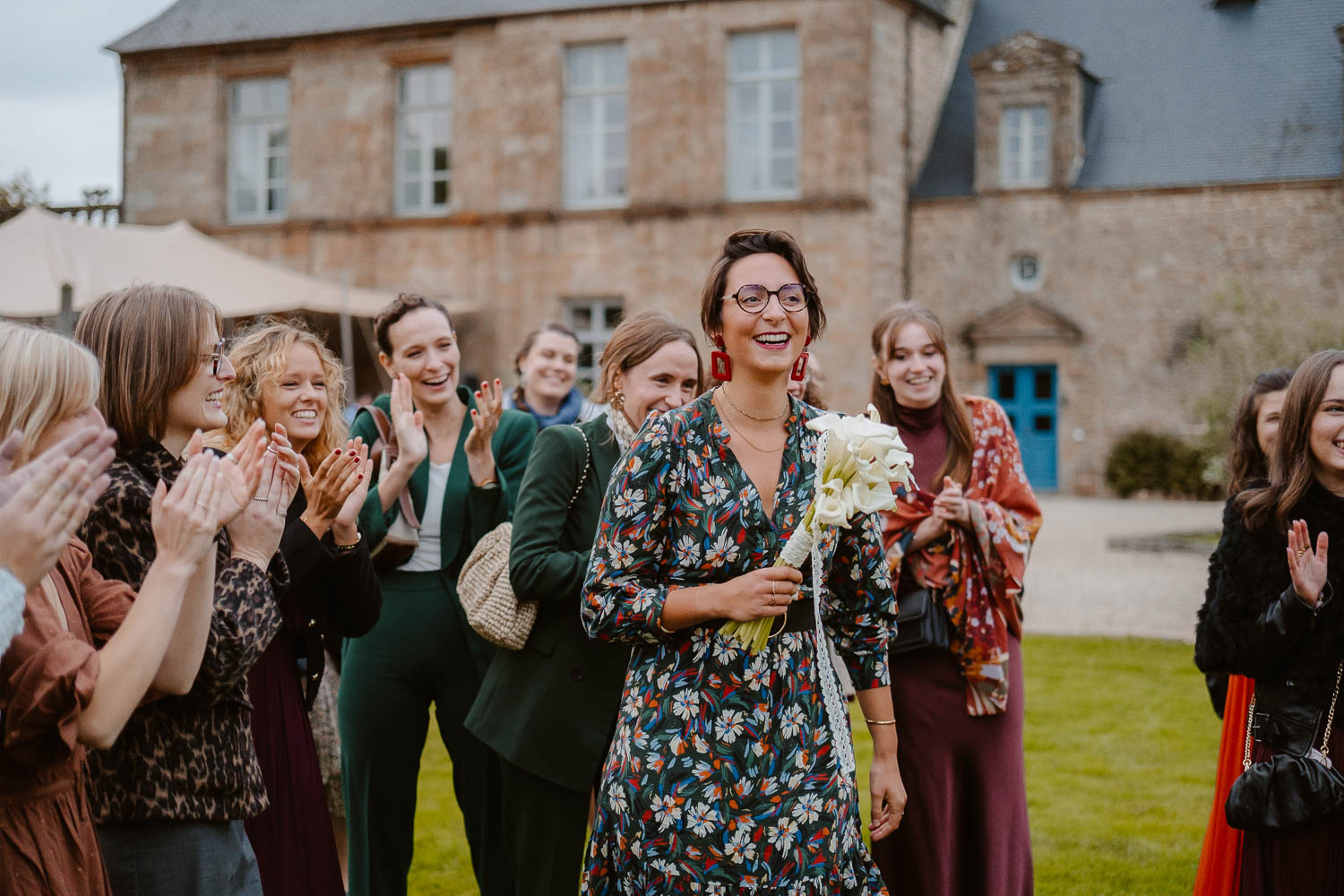 reportage photo lancer bouquet mariage— Château du Bois Guy à Parigné