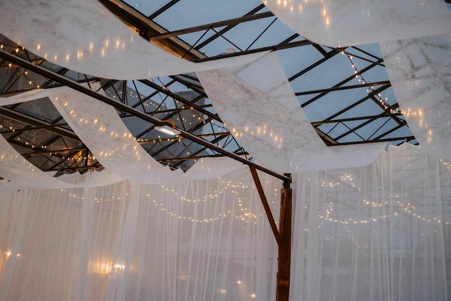 décoration salle tables mariage— Château du Bois Guy à Parigné