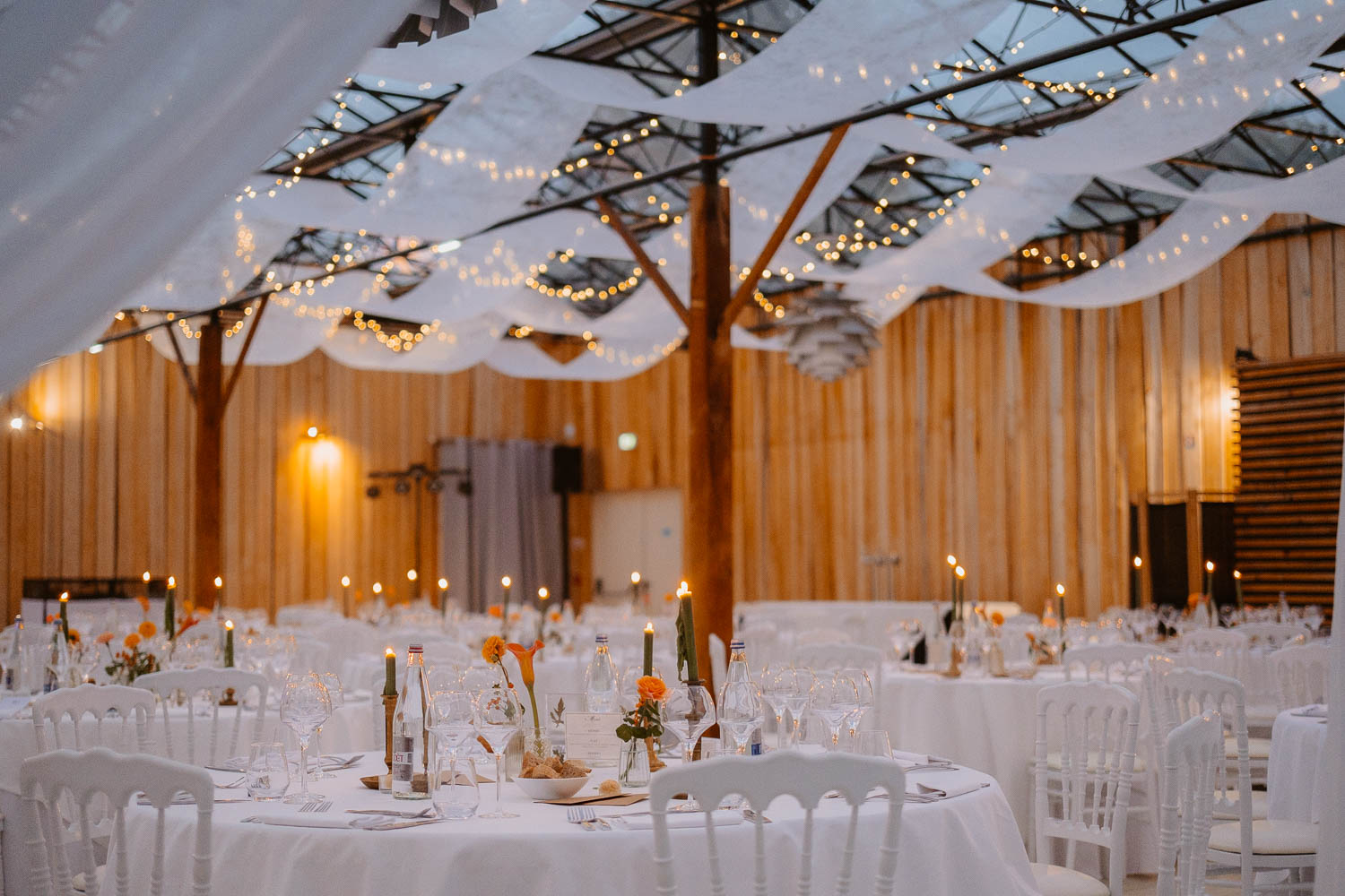 décoration salle tables mariage— Château du Bois Guy à Parigné