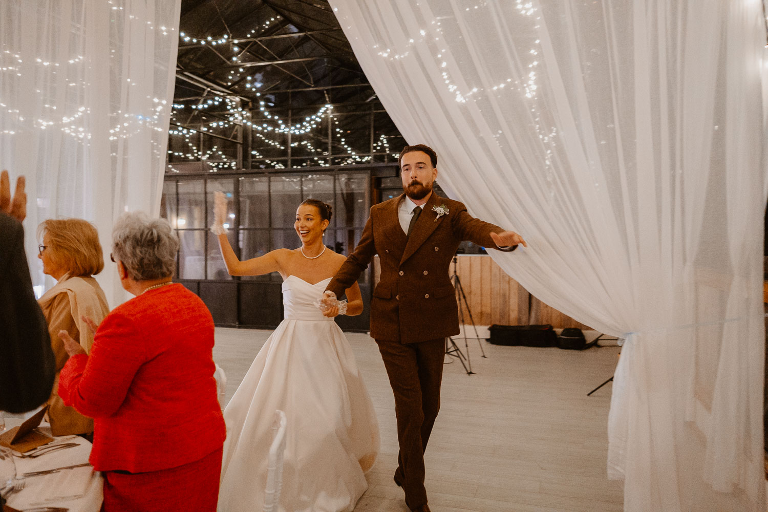 Entrée en salle mariés soirée — Château du Bois Guy à Parigné