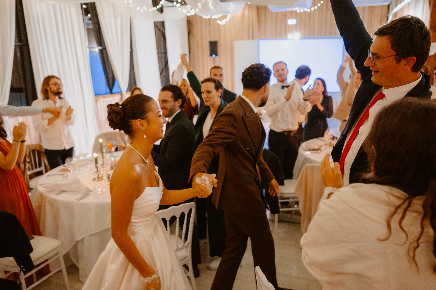 Entrée en salle mariés soirée — Château du Bois Guy à Parigné