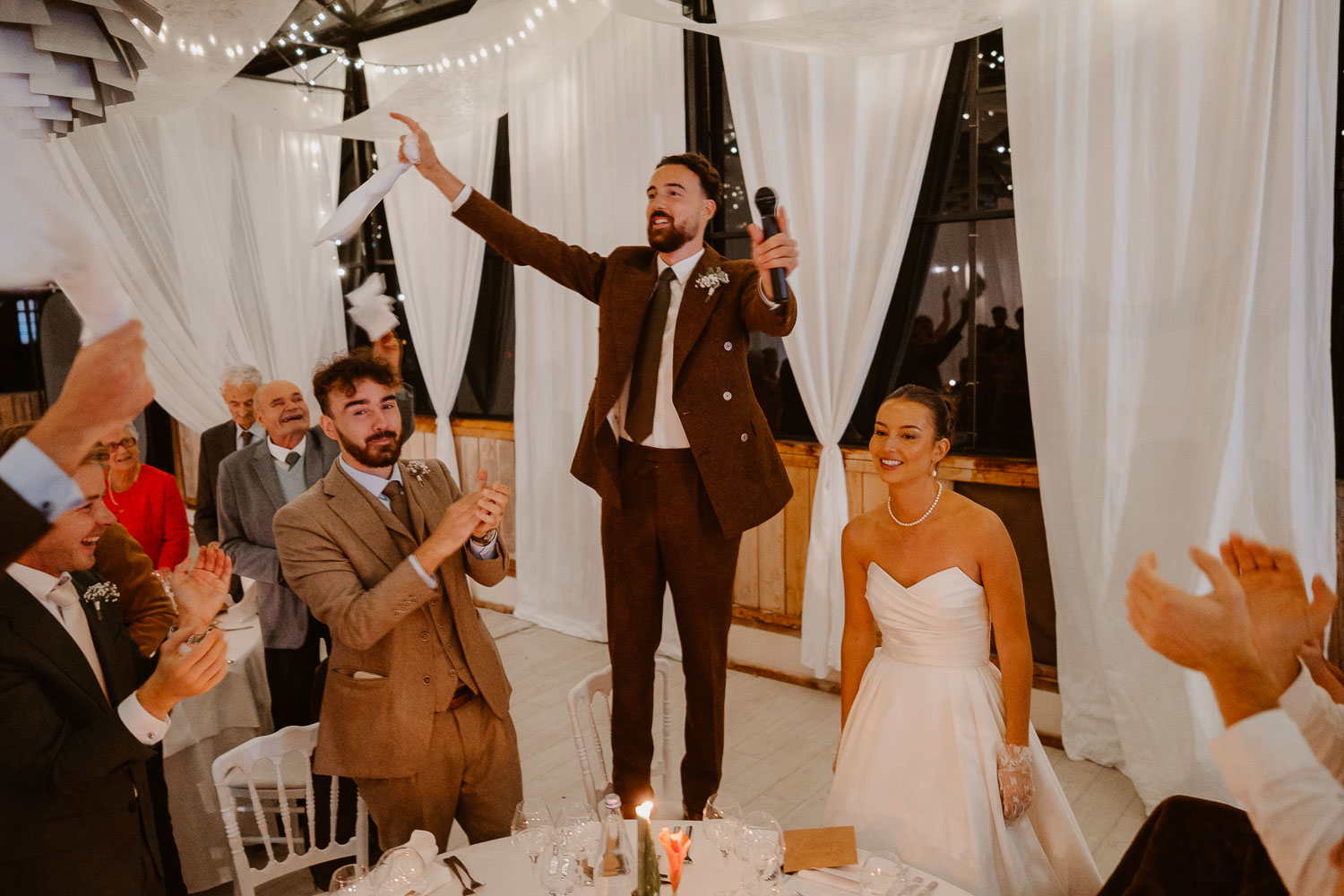 Entrée en salle mariés soirée — Château du Bois Guy à Parigné