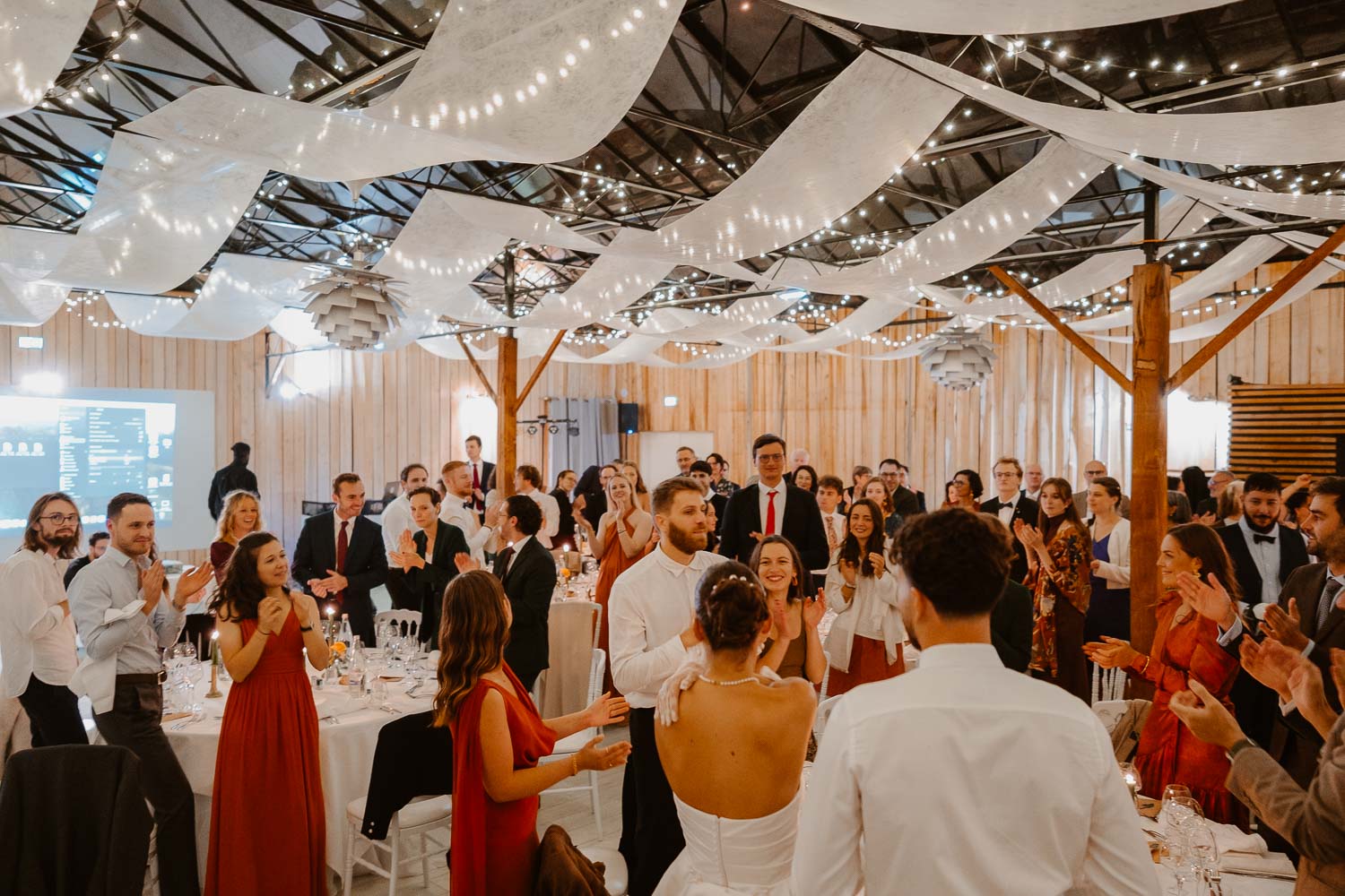 Entrée en salle mariés soirée — Château du Bois Guy à Parigné