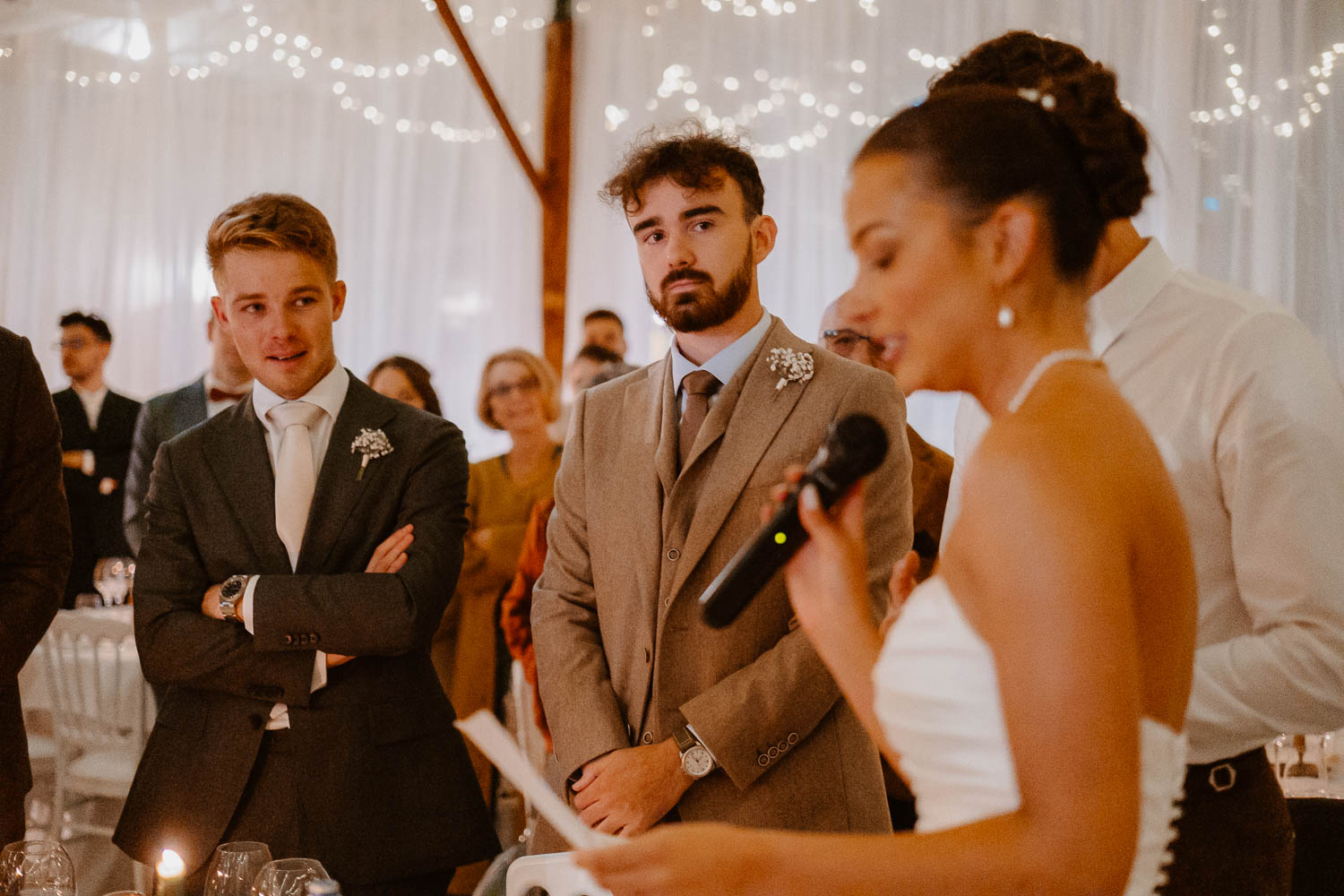 Entrée en salle mariés soirée — Château du Bois Guy à Parigné