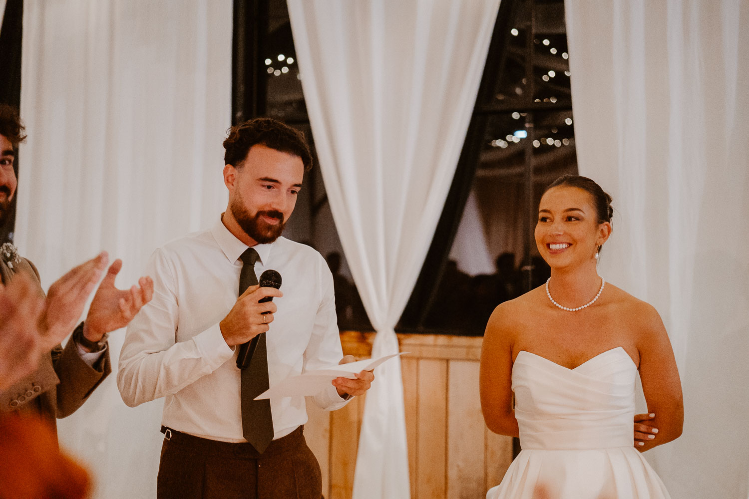 Entrée en salle mariés soirée — Château du Bois Guy à Parigné