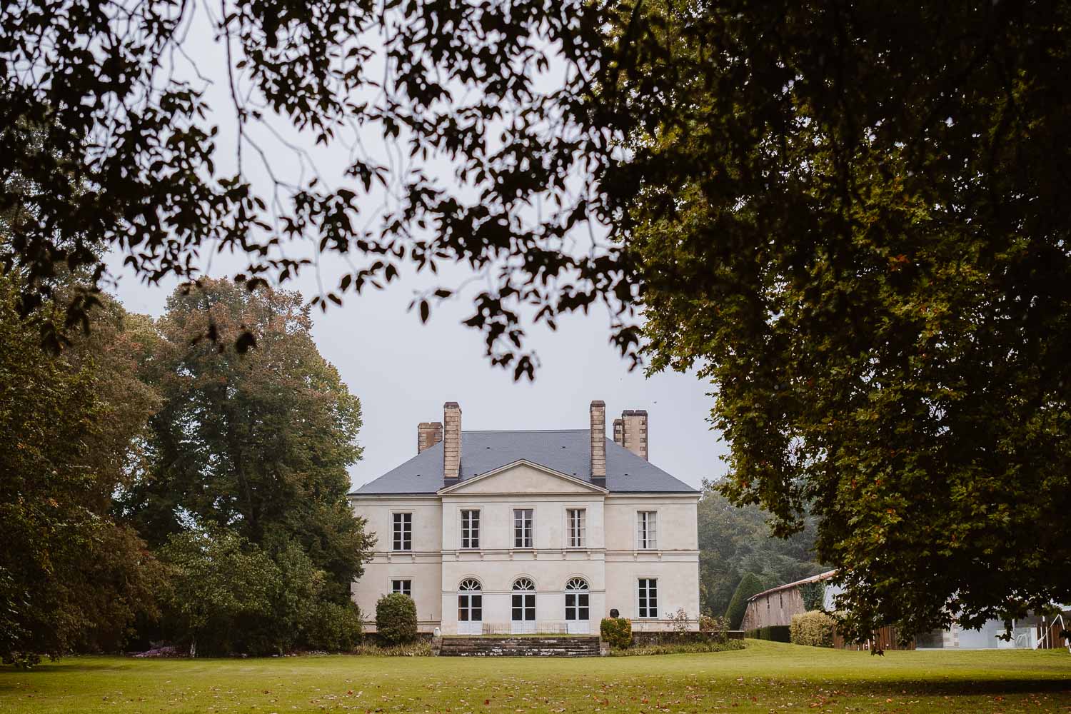 photographe mariage — reportage Château de la Rairie à Pont Saint Martin