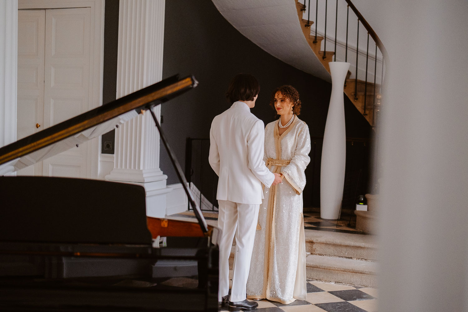 reportage photo préparatifs caftan haute couture Taïka by Nour mariée — Château de la Rairie à Pont Saint Martin